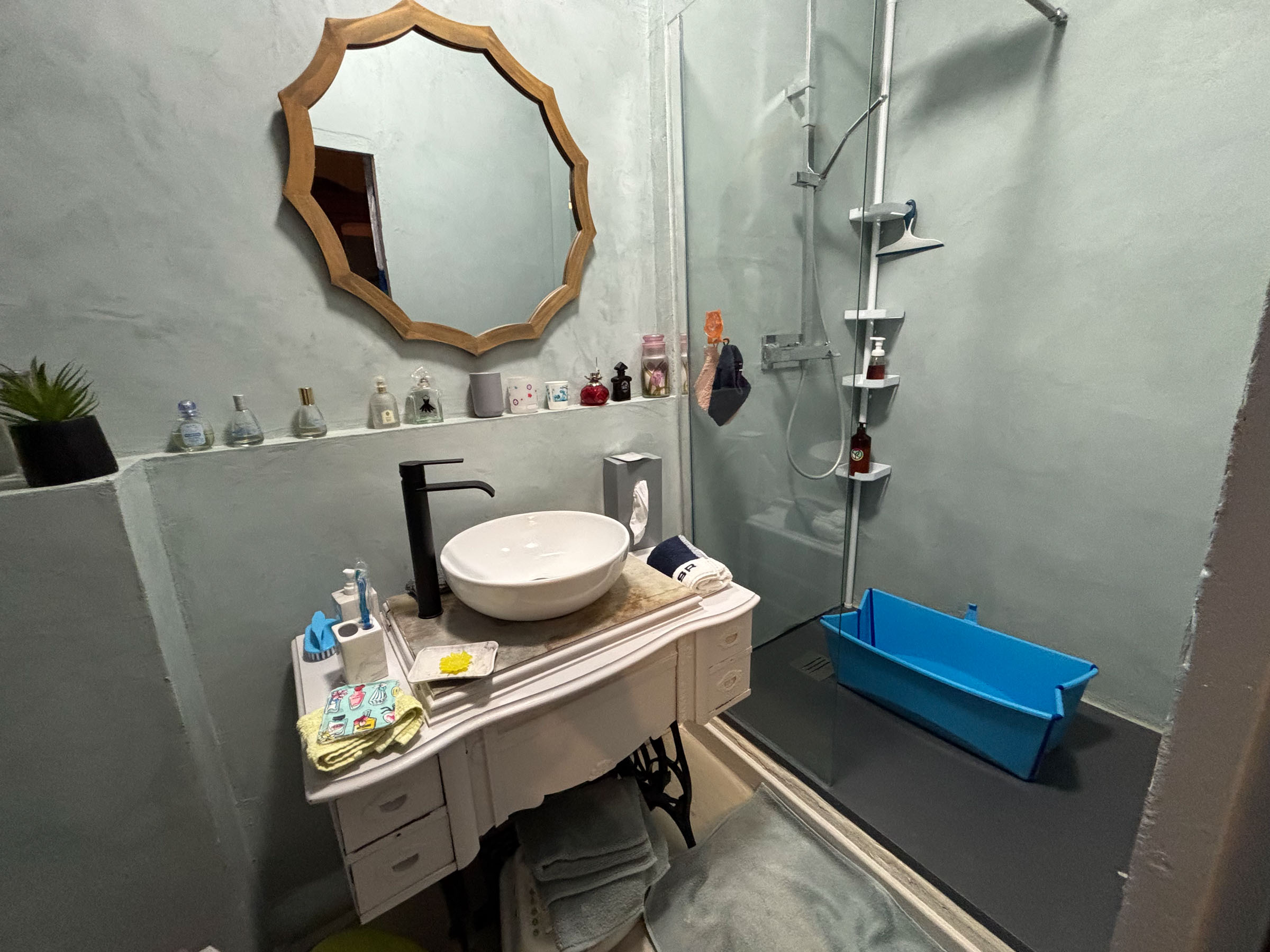 salle de bains dans gîte pour 6 personnes en location dans l'Aude