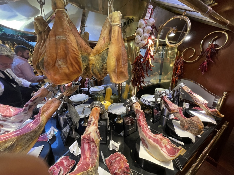 Jamones franceses y españoles cortados al momento en los Grands Buffets de Narbona