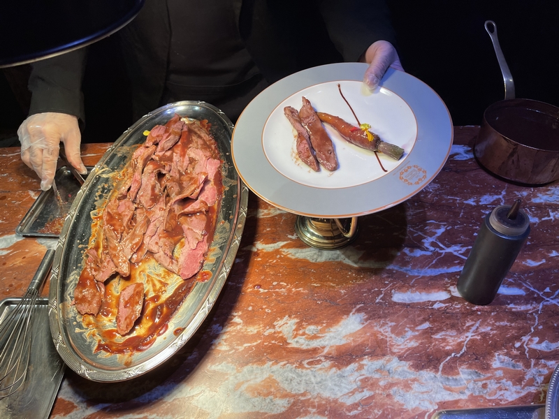 El pato (canard à la ficelle), especialidad imprescindible de los Grands Buffets de Narbona